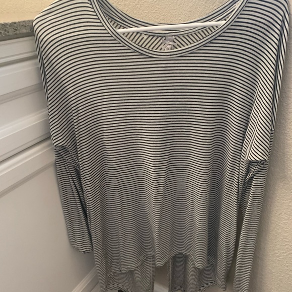 long sleeve shirt never worn - Picture 2 of 3